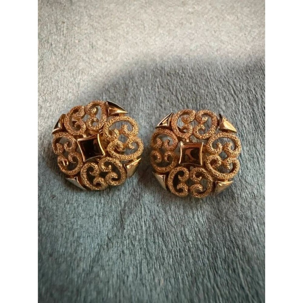 Vintage 1971 Avon Precious Pretenders Gold Tone Filigree Clip On Earrings Signed